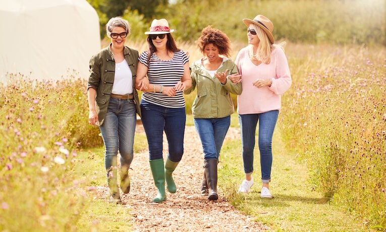 štyri ženy na prechádzke v prírode