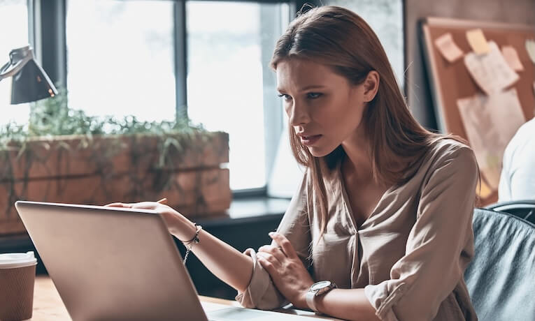 mladá žena pracujúca na notebooku